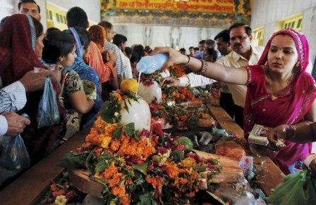 Woman chops tongue in front of Shivalinga as ‘sacrifices’ to Lord Shiva Woman chops tongue in front of shivalinga as a 'sacrifices' to Lord Shiva