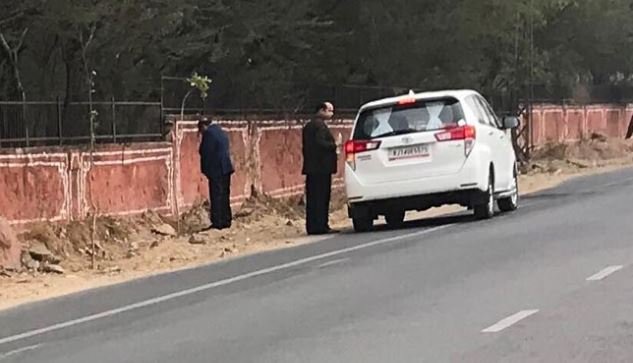Shameful! Picture of BJP Minister Urinating on Jaipur Walls Goes Viral, He Says ‘Not A Big Issue’ Shameful! Picture of BJP Minister Urinating on Jaipur Walls Goes Viral, He Says 'Not A Big Issue'
