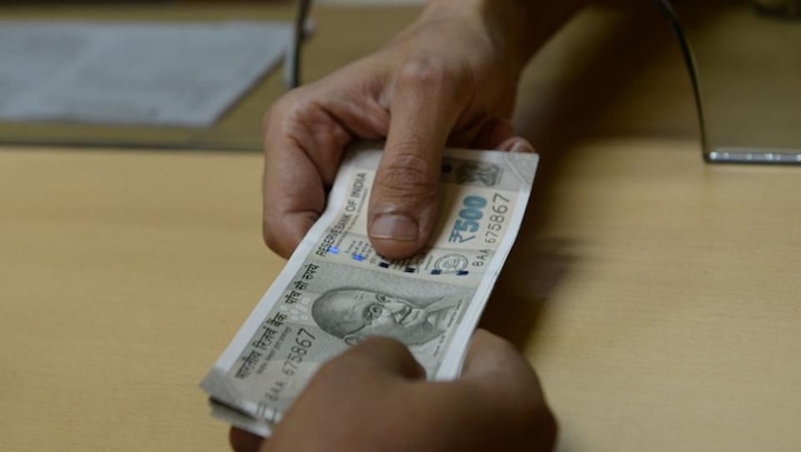 Mumbai: Caught taking bribe of Rs 300, female cop tries to swallow money Mumbai: Caught taking bribe of Rs 300, female cop tries to chew & swallow money