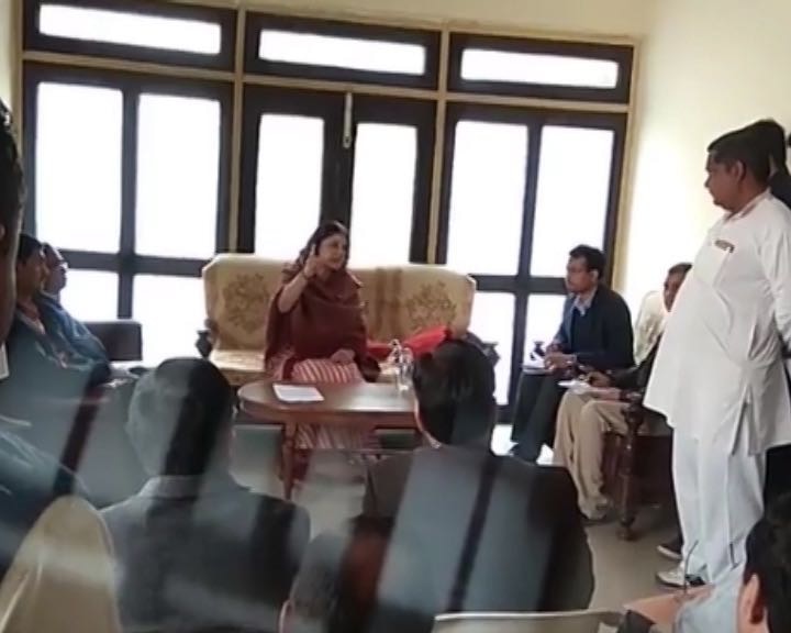 SHOCKING: Union Minister Maneka Gandhi abuses officer in Bareilly WATCH VIDEO: Union Minister Maneka Gandhi abuses officer in Bareilly
