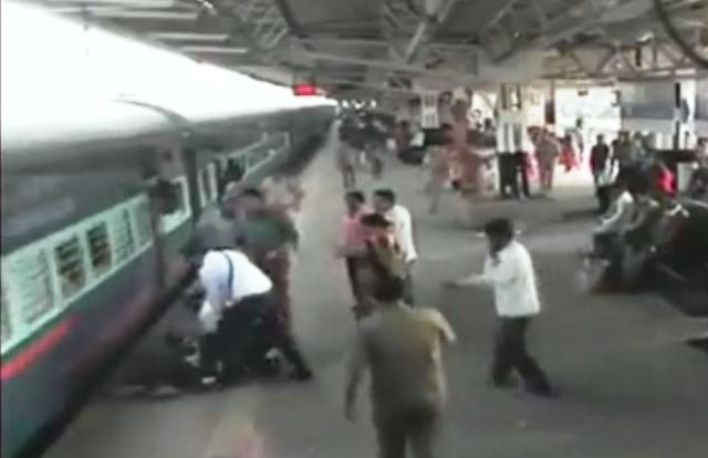 Maharashtra: Watch ticket inspector Shashikant Chavan saves passenger who tried to board moving train Maharashtra: Watch ticket inspector Shashikant Chavan saves passenger who tried to board moving train