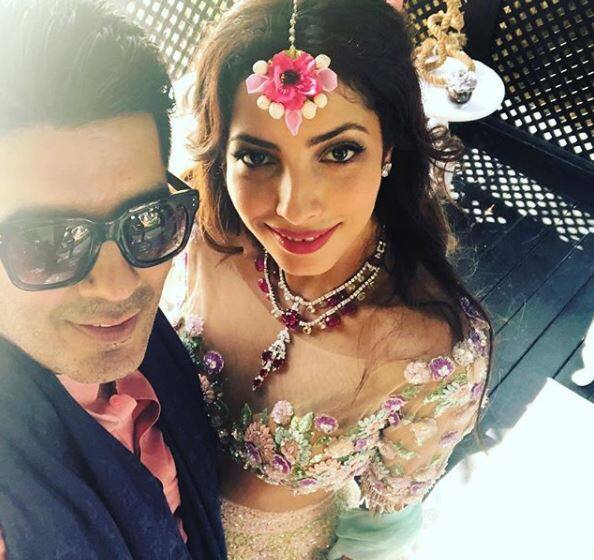 Antra Motiwala, the beautiful bride with Fashion Designer Manish Malhotra. Image: Instagram (@manishmalhotra)