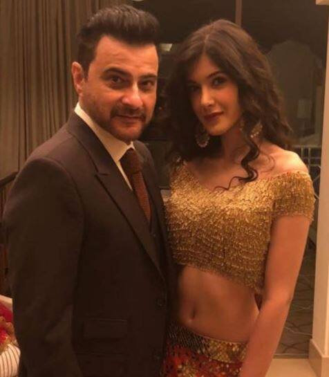 Shanaya Kapoor looking gorgeous in golden sequin lehenga. Image: Instagram (@SanjayKapoor)
