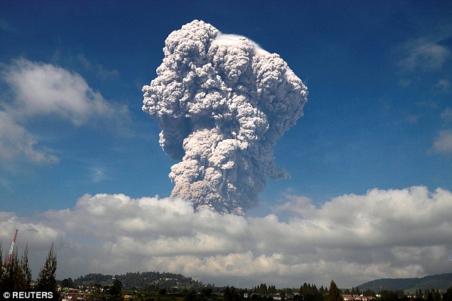 These pictures of volcanic eruption in Indonesia will shock you!