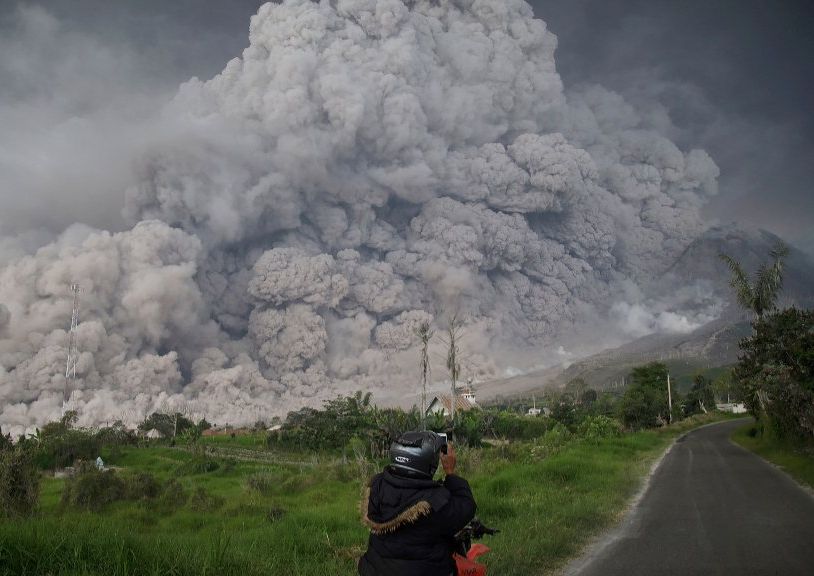 These pictures of volcanic eruption in Indonesia will shock you!