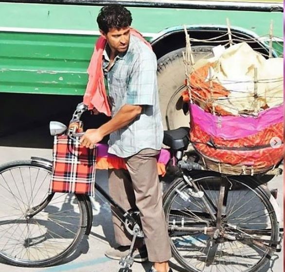 Hrithik Roshan's DEGLAM LOOK as he sells 'papad' for 'Super 30' is the talk of the town !