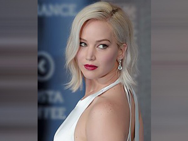 Fans hail Jennifer Lawrence’s take on ‘sexist’ dress critics Fans hail J-Law's take on 'sexist' dress critics