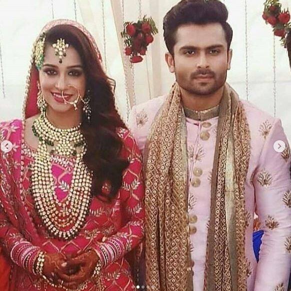 Dressed in pink Sharara and laden with beautiful jewelley, Dipika was the most beautiful bride. 