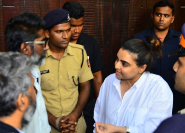 Celebrities and people from Bollywood fraternity flocked to Anil Kapoor's house last evening to express grief and offer their support. Vaibhavi Merchant outside Anil Kapoor's house. / Image: Manav Manglani 