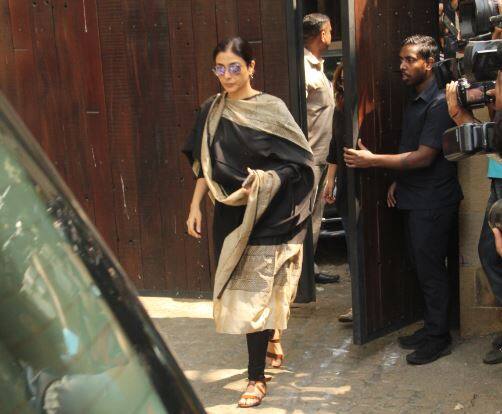 Actress Tabu also went to pour out her condolences. / Image: Manav Manglani