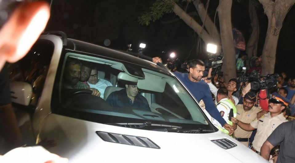 Salman Khan visits Sridevi's house at midnight after her remains were brought back
