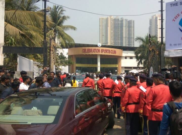 The veteran actress received guard of honour by Maharashtra police force.