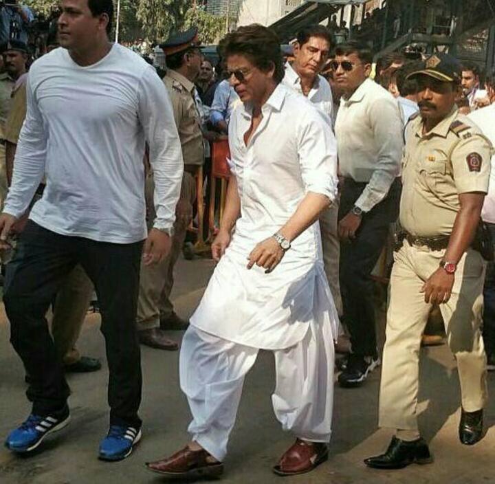 Shah Rukh Khan who was not among the mourners this morning went directly to the funeral.