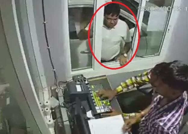 Watch: Sales tax commissioner beats toll plaza employee in Kannauj, Uttar Pradesh Watch: Sales tax commissioner beats toll plaza employee in Kannauj, Uttar Pradesh