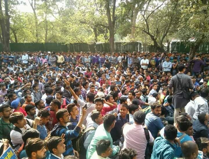SSC aspirants demand CBI probe into alleged paper leak Why No CBI Probe? Thousands Of Students Protest Against SSC Paper Leak, Demand Justice