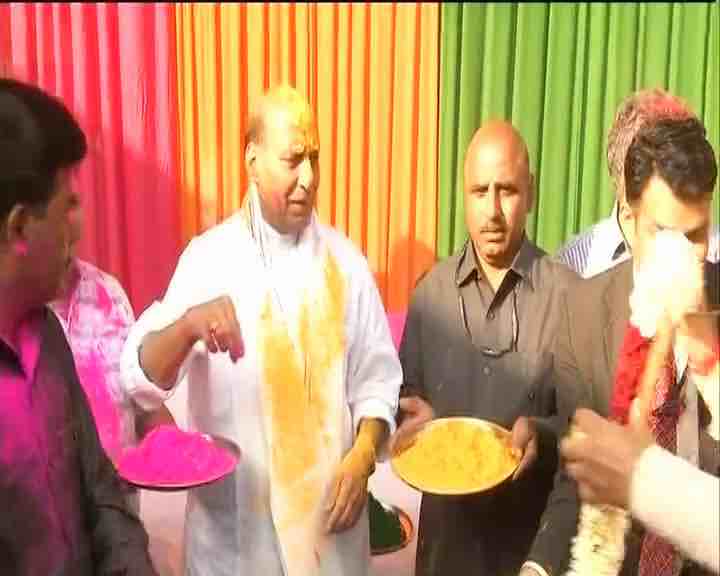 Holi 2018: Union Minister Rajnath Singh, UP CM Yogi and other leaders celebrate Holi