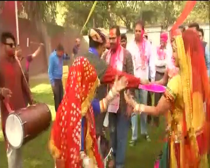 Holi 2018: Union Minister Rajnath Singh, UP CM Yogi and other leaders celebrate Holi