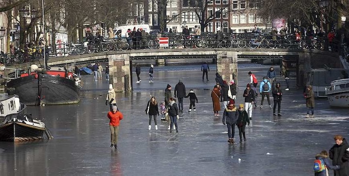 Yes It Really Happened! People In Amsterdam Are Ice Skating On Frozen Canals Yes, It Really Happened! People In Amsterdam Are Ice Skating On Frozen Canals