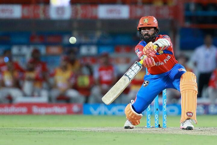 दिनेश कार्तिक ने आईपीएल करियर की शुरुआत मुंबई इंडियंस के साथ की थी. इसके बाद कार्तिक दिल्ली डेयर डेविल्स, रॉयल चैलेंजर्स बैंगलुरु और गुजरात लायंस टीमों के लिए भी खेले.