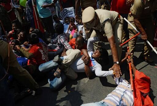 Members of Revolutionary Students Youth Federation (RSYF) scuffle with Indian police. PIC/AFP.