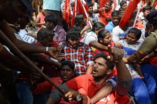 Members of Revolutionary Students Youth Federation (RSYF) scuffle with Indian police during a protest against the razing down of a statue of communist leader Vladimir Lenin on in Belonia town in in the India state of Tripura state, in Chennai on March 7, 2018.India's ruling party BJP warned its supporters on March 6 they were not above the law after a mob celebrating an election victory against communist opponents bulldozed a statue of Vladimir Lenin. Police in the remote state of Tripura said they were investigating more than a dozen complaints of arson, violence and vandalism in the wake of the Bharatiya Janata Party's (BJP) win at the weekend election. / AFP PHOTO / ARUN SANKAR