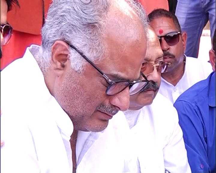 Grieving Boney Kapoor immerses wife Sridevi’s ashes in Ganga WATCH: Grieving Boney Kapoor immerses wife Sridevi's ashes in Ganga