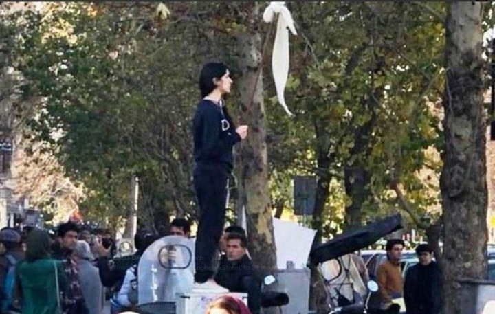 Iran: Two year imprisonment for woman who pulled off headscarf in public Iran: Two year imprisonment for woman who pulled off headscarf in public