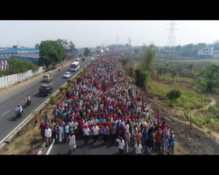 30,000 farmers wearing read caps marches to Mumbai demanding loan waiver 30,000 farmers wearing red caps march towards Mumbai demanding loan waiver