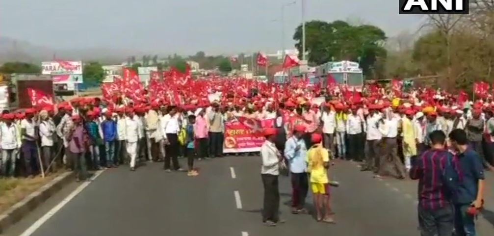 30,000 farmers wearing red caps march towards Mumbai demanding loan waiver