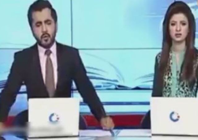 Viral Sach: Video of two Pakistani anchors ‘fighting in newsroom’ has gone viral Viral Sach: Two Pakistani news anchors arguing in studio