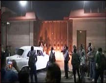 When babua meets bua: Akhilesh reaches Mayawati\'s home, with bouquet in hand, to say \'thanks\' after bypoll win