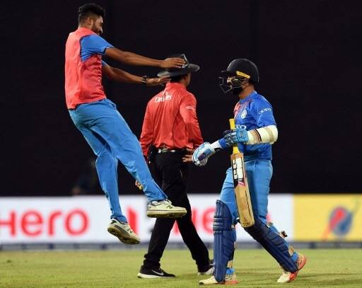 अपनी इस शानदार पारी के साथ दिनेश कार्तिक ने एक ऐसा कीर्तिमान छू लिया है जो टी20 अंतराष्ट्रीय क्रिकेट के इतिहास में दूसरा केई भी बल्लेबाज़ नहीं कर सका.