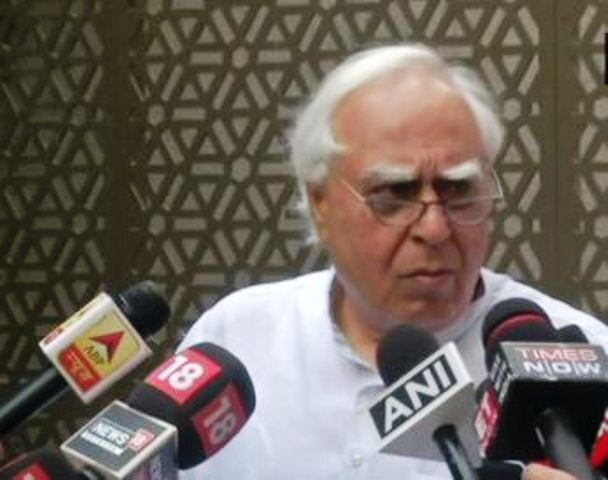 One apology after another: Now Arvind Kejriwal apologises to Congress leader Kapil Sibal One apology after another: Now Arvind Kejriwal says sorry to Kapil Sibal