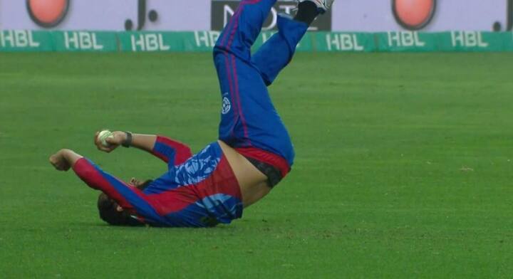 With Karachi captain Imadi Wasim already out of the contest with a head injury, the responsibility was on seasoned campaigner Shahid Afridi to lead the charge.