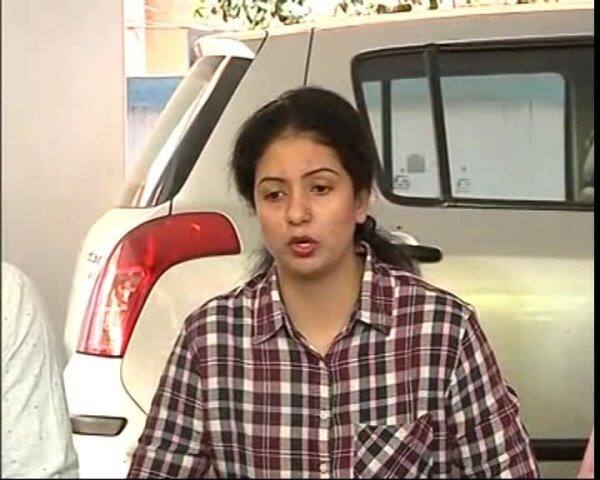 बीते कुछ दिनों में अपने पति पर आरोपों की बौछार करने वाली हसीन ने कहा, 'मैं अब भी उन्हें प्यार करती हूं क्योंकि वह मेरे पति हैं'.