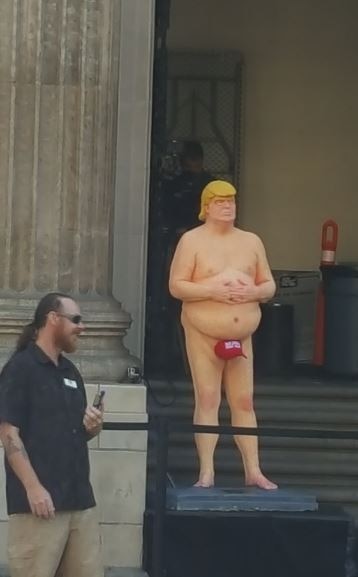 BIZARRE ! Trump's Naked Statue Up For Auction