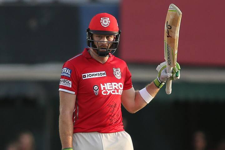 दूसरी तरफ सनराइजर्स हैदराबाद ने अभी तक कप्तान की घोषणा नहीं की है. वहीं खबरों की मानें तो टीम मैनेजमेंट न्यूजीलैंड के सलामी बल्लेबाज मार्टिन गप्टिल और बांग्लादेश के बाएं हाथ के सलामी बल्लेबाज तमीम इकबाल को जोड़ सकती है.