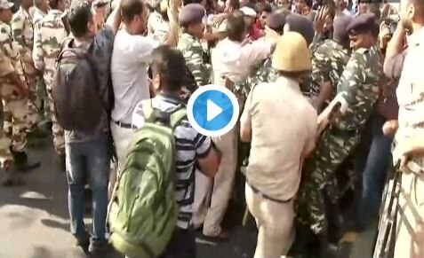 SSC Exam: Watch scuffle between protesters & security personnel at Connaught Place in Delhi SSC Exam: Watch scuffle between protesters & security personnel at Connaught Place in Delhi