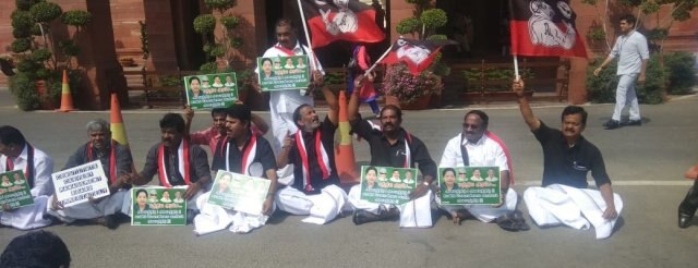 AIADMK begins hunger strike over Cauvery issue AIADMK begins hunger strike over Cauvery issue