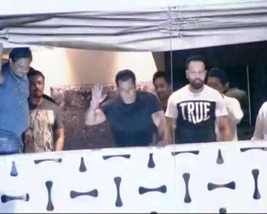 Mumbai: Watch how Salman Khan thanked fans after coming home Mumbai: Watch how Salman Khan thanked fans after coming home
