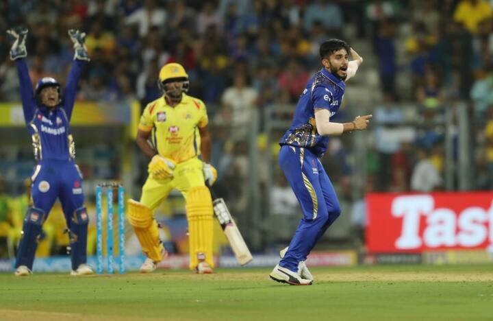 चेन्नई के लिए अंबाटी रायुडू और शेन वाटसन ने पारी की शुरुआत की. वाटसन (16 रन) ने पांड्या का स्वागत छक्के के साथ किया लेकिन अगली ही गेंद पर एक बार फिर छक्का लगाने की कोशिश में डीप स्क्वायर लेग पर लुईस को कैच थमा बैठे. वाटसन के आउट होने के बाद रायुडू ने मोर्चा संभाला और अपनी पुरानी टीम के खिलाफ जमकर रन बटोरे.