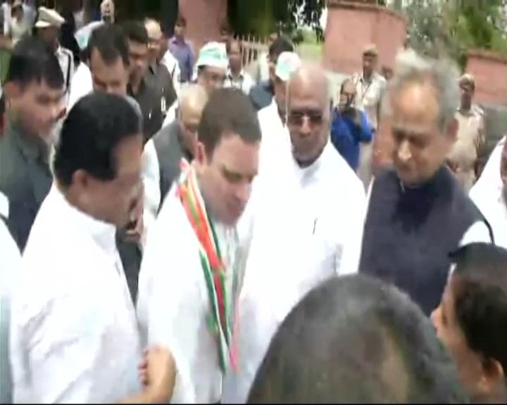 Delhi: Congress President Rahul Gandhi to fast for Dalit rights today Delhi: Rahul Gandhi begins hunger-strike for Dalit rights at Raj Ghat