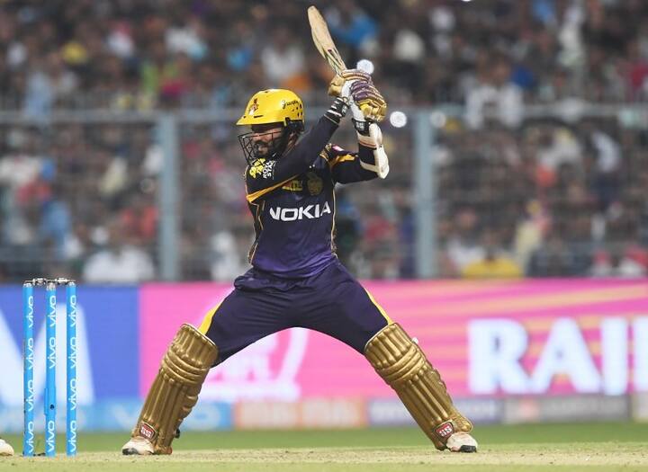  डबल हेडर के दूसरे मुकाबले में कोलकाता नाइट राइडर्स ने अपने घर में रॉयल चैलेंजर्स बैंगलोर का सामना किया. आरसीबी टॉस हारकर पहले बल्लेबाजी करने उतरी और सात विकेट पर 176 रन बना सकी. जवाब में केकेआर ने 6 विकेट खोकर लक्ष्य को हासिल कर लिया.