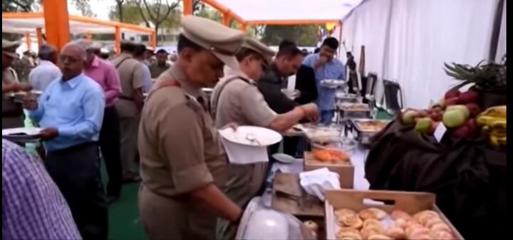 VIRAL SACH: Did policemen disrespect the national anthem for food ? VIRAL SACH: Did policemen disrespect the national anthem for food ?