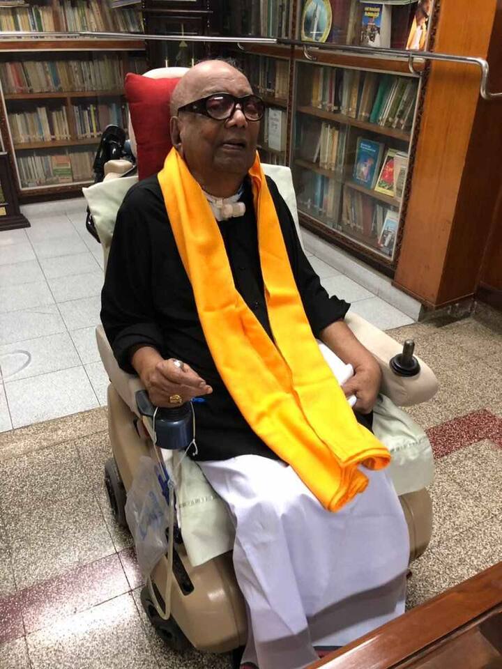 DMK supremo Karunanidhi wears black shirt as mark of protest against PM Narendra Modi's visit to Chennai. PIC/Pinky Rajpurohit.