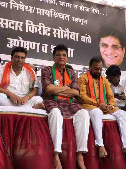 BJP leaders in Mumbai #FastWithModi; Protest against Congress’ Parliament disruption at Bhandup. / Image courtesy: BJP Live