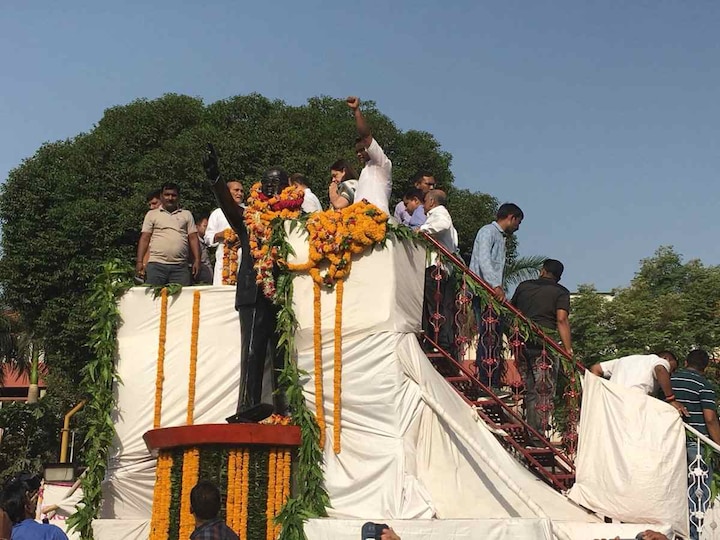 Vadodara Dalit members 'cleanse' Ambedkar statue after tributes by BJP leaders Dalit members 'cleanse' Ambedkar statue after tributes by Maneka, BJP leaders