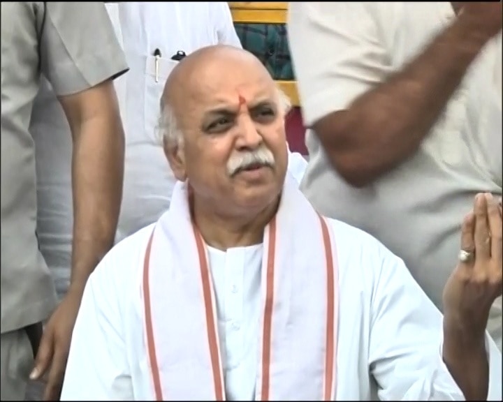 Pravin Togadia quits VHP, to sit on indefinite fast from April 17 after VS Kokje becomes new VHP President