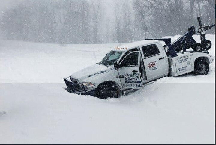 Heavy storm lashes Central US, killing three and causing cancellation of over 400 flights Heavy storm lashes Central US, killing three and causing cancellation of over 400 flights