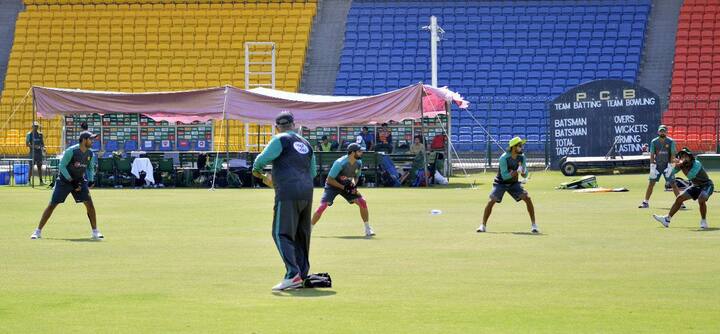 पाकिस्तान की टीम - सरफराज अहमद (कप्तान और विकेटकीपर), अजहर अली, इमाम-उल-हक, सामी असलम, हरीस सोहेल, बाबर आज़म, फखार ज़मान, साद अली, असद शफीक, उस्मान सलाहउद्दीन, शदाब खान, मोहम्मद आमीर, मोहम्मद अब्बास, हसन अली, रहत अली, फहीम अशरफ